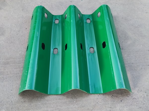 高速公路波形護(hù)欄